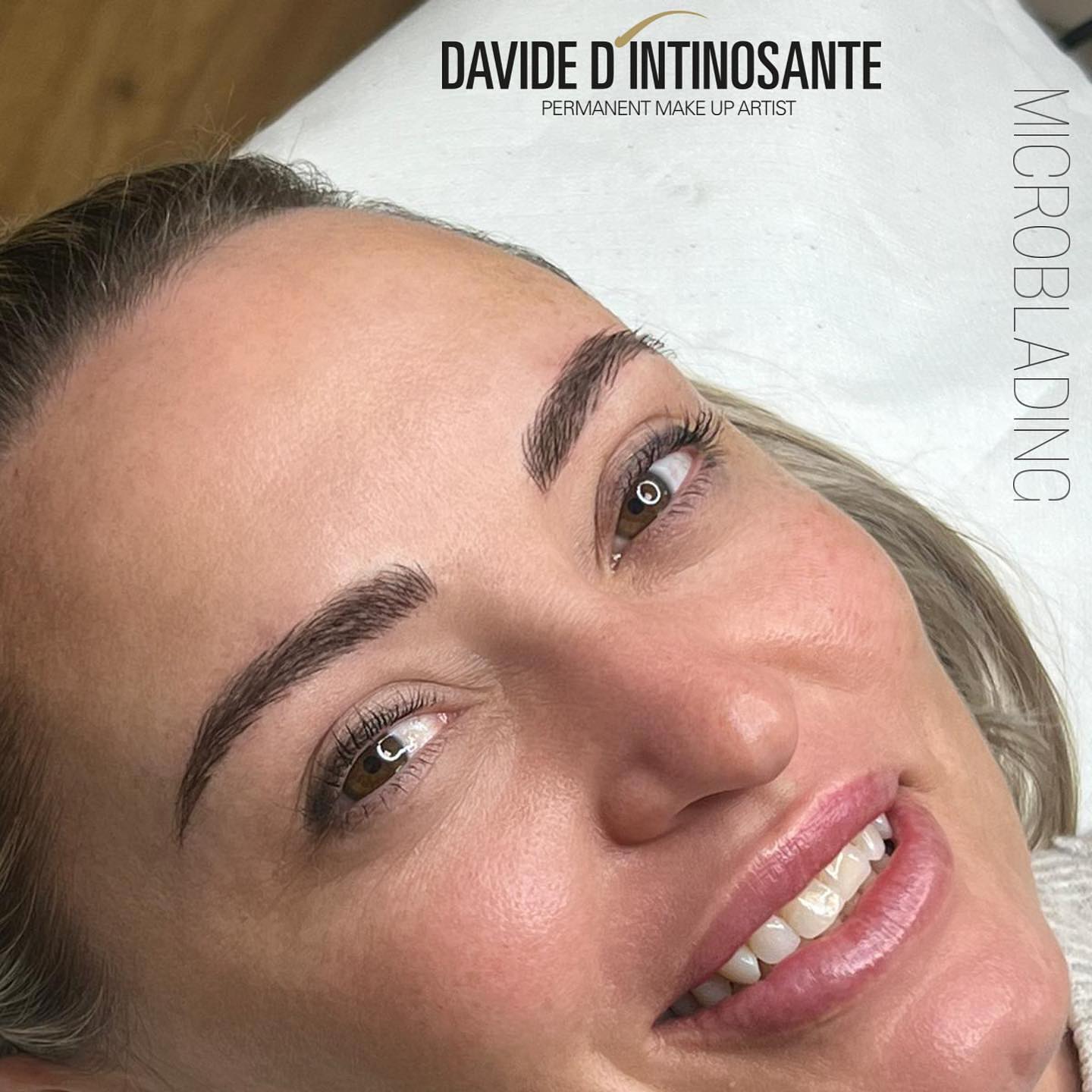 Donna sorridente sdraiata con sopracciglia scure in microblading, scritte «Davide D'Intinosante Permanent Make Up Artist